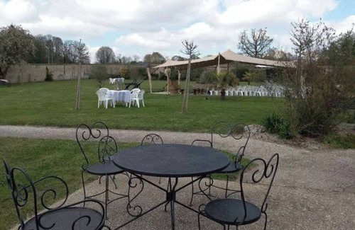 Fye Apartment | Room 'Le Meslay N°6 - Chambre 3 Pers' with Shared Terrace, Shared Garden and Wi-Fi