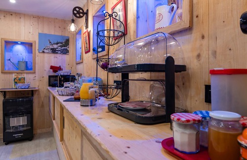 Vassieux-en-Vercors Apartment | Room 'Les Carlines 6' with Mountain View, Shared Terrace and Wi-Fi