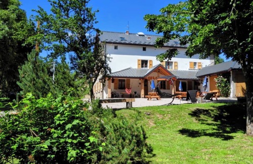 Vassieux-en-Vercors Apartment | Room 'Les Carlines 7' with Mountain View, Shared Terrace and Wi-Fi