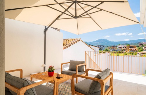 Lotzorai Apartment | Room 'Maria Lai' with Shared Terrace, Wi-Fi and Air Conditioning