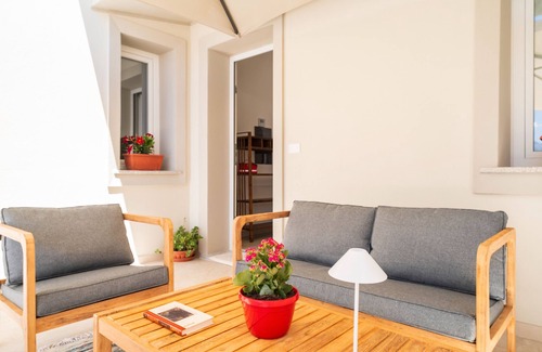 Lotzorai Apartment | Room 'Maria Lai' with Shared Terrace, Wi-Fi and Air Conditioning