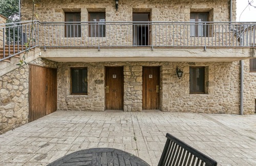 Pujals dels Pagesos Apartment | Room 'Migjorn' with Shared Pool, Wi-Fi and Air Conditioning