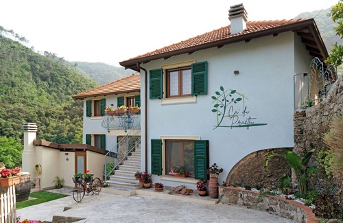 Albisola Superiore Apartment | Room 'Oiva' with Mountain View, Wi-Fi and Air Conditioning