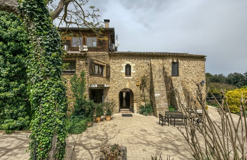 Pujals dels Pagesos Apartment | Room 'Ponent' with Shared Pool, Wi-Fi and Air Conditioning