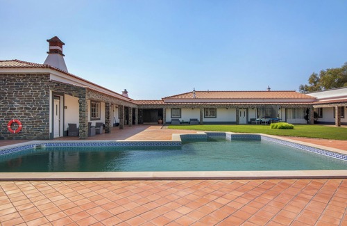 Espirito Santo Apartment | Room 'Quarto Vermelho - Patio View' with Shared Pool, Wi-Fi and Air Conditioning