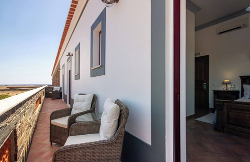 Espirito Santo Apartment | Room 'Quarto Cinzento - Field View - With Patio' with Shared Pool, Wi-Fi and Air Conditioning