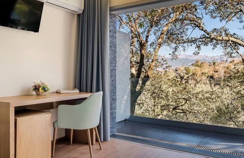 Vieira do Minho Apartment | Room 'Quarto Queen 3 - Oak Nature' with Shared Pool, Shared Terrace and Wi-Fi