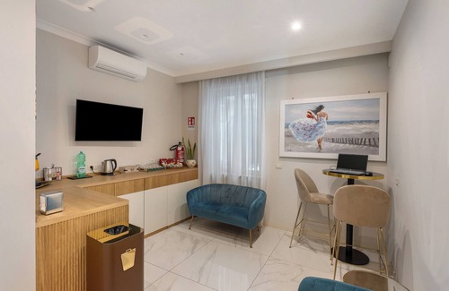 Chiaia Apartment | Room 'Suite Con Piscina Privata' with Wi-Fi and Air Conditioning