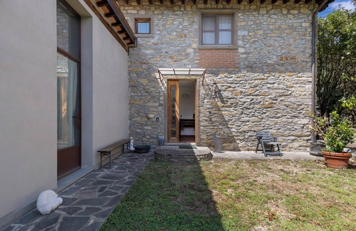 Montebonello Apartment | Room 'Verde I Cipressi' with Shared Garden, Wi-Fi and Air Conditioning