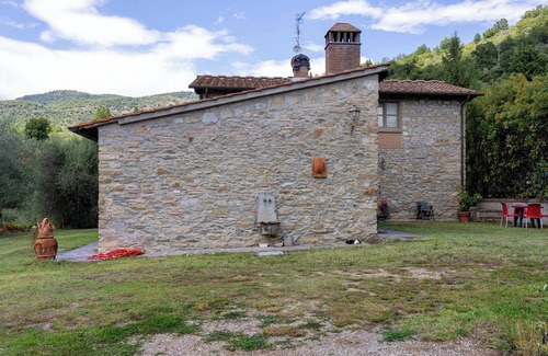 Montebonello Apartment | Room 'Verde I Cipressi' with Shared Garden, Wi-Fi and Air Conditioning