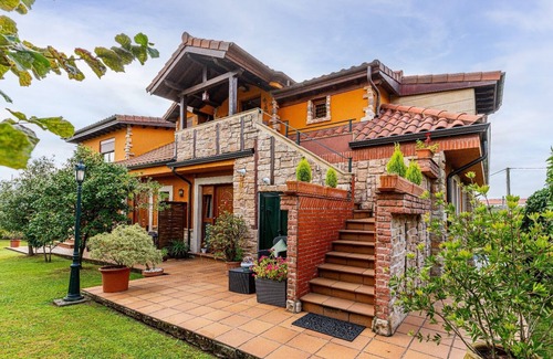 Marina de Cudeyo Apartment | Room 'Violeta' with Mountain View, Shared Terrace and Wi-Fi