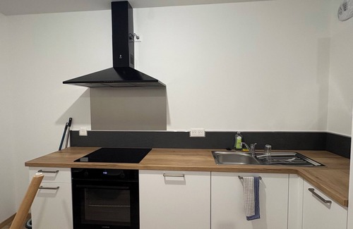 Saintes Bed & Breakfast | Room with bathroom and toilet in shared apartment, kitchen