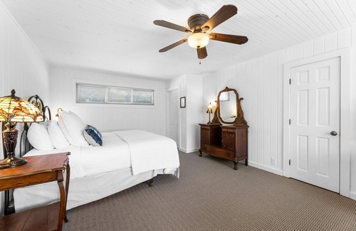 Comfort Hotel | Room with One King Bed, microwave, mini-fridge, and gas fireplace