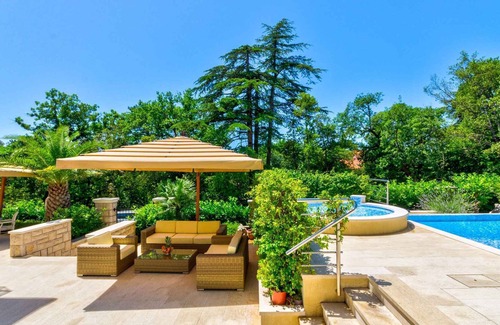 Crikvenica Apartment | Room with outdoor pool and breakfast