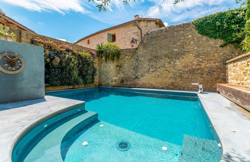 Collias Apartment | Room with Vintage Bath, Shared Pool, Wi-Fi and Air Conditioning