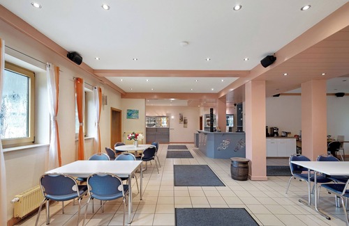 Markt Erlbach Apartment | Room 'Zimmer 24' with Shared Terrace, Shared Garden and Wi-Fi