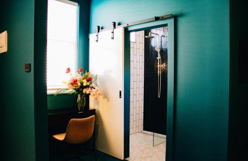 Leeton Apartment | Rooms of Renown - The Enterprise Suite