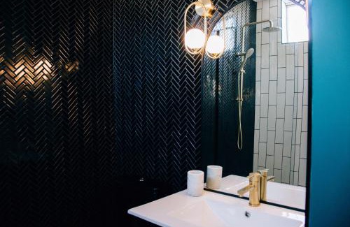 Leeton Apartment | Rooms of Renown - The Enterprise Suite