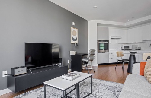 Chinatown Apartment | Roomy Downtown/Financial District 1BR w/W/D & Gym, by Blueground