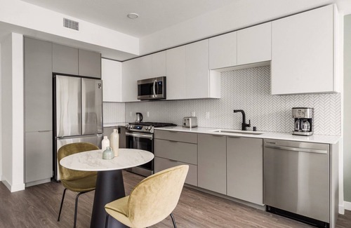 Emeryville Apartment | Roomy Emeryville 1BR w/Pool, Gym & W/D, walk to Safeway, by Blueground