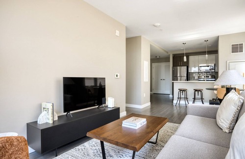 West End Apartment | Roomy North Station 1BR w/W/D & Gym, near TD Garden, by Blueground
