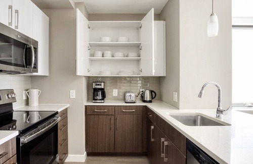 West End Apartment | Roomy North Station 1BR w/W/D & Gym, near TD Garden, by Blueground