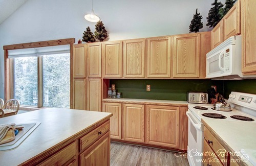 Peak 9 Condo | Roomy Rockies Retreat Nestled in Picturesque Splendor! Walk to Town/Slopes