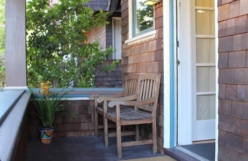 Berkeley Apartment | Roomy Studio Walkable to UC Berkeley with Parking