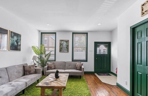 Olde Richmond House | Roomy Urban Oasis - XL Outdoor Patio BBQ & FirePit