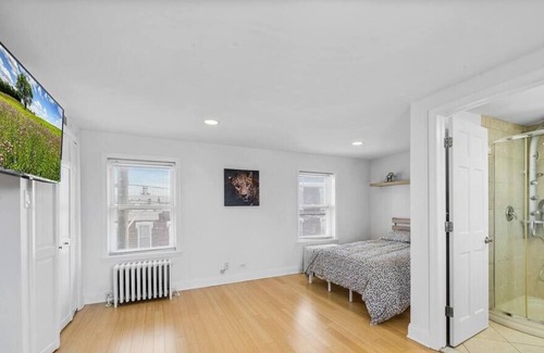 Olde Richmond House | Roomy Urban Oasis - XL Outdoor Patio BBQ & FirePit