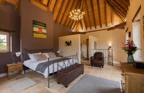 Roques House | Roques Cottage - Spacieuse maison pierre avec piscine chauffée, cuisine d'été, pétanque, ping-pong et jeux enfants - 10 min de Vic