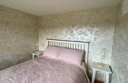 Lowburn Bed & Breakfast | Rose Creek Cottage – Secluded Vineyard Stay with Stunning Mountain Backdrop