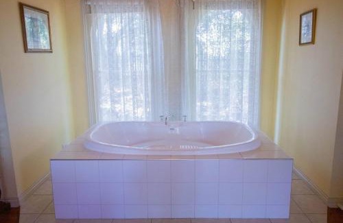 Golden Point House | Rose Petal Cottage Quaint Studio In Ballarat