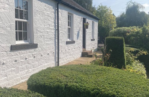 Alexandria Cottage | Rosebank cottage with hot tub and log burner in Loch Lomond National Park