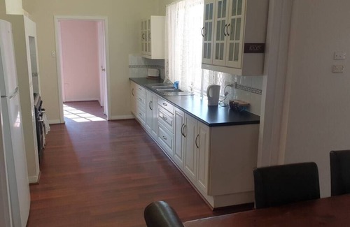 Northam Apartment | "Roseneath" Private room with en-suite. Room 3