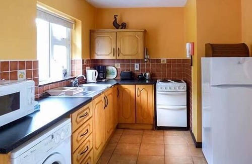 Rossbeigh House | ROSSBEIGH BEACH COTTAGE NO 6, pet friendly in Glenbeigh, County Kerry
