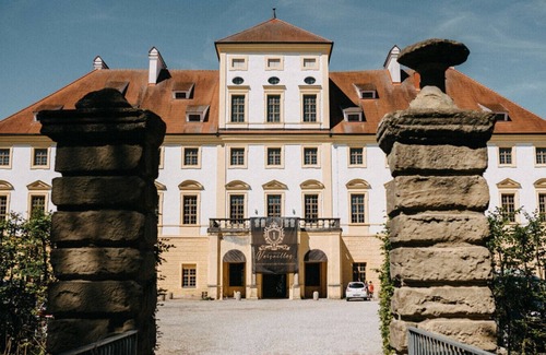 Aurolzmunster Apartment | Royal Blossom Suite Near Spas I Breakfast Included