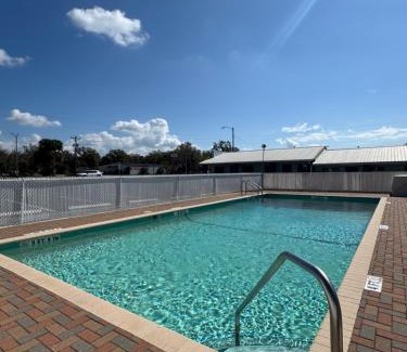 Eustis Hotel | Royal Inn