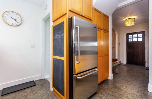 Royal Oak House | Royal Oak Health Retreat, King Bed & Crib, Infrared Sauna, Gym, Steam Shower+