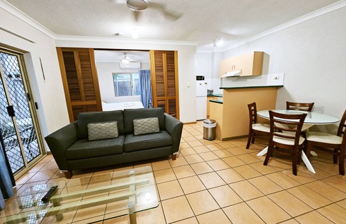 Cairns North Apartment | Royal Palm Villas Cairns