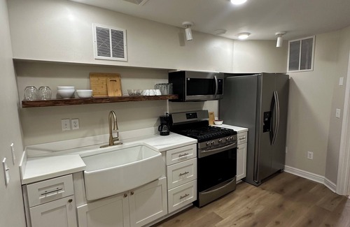 Royal Oaks House | Royal Rebel Retreat: Charming Basement VRBO in Oxford, MS