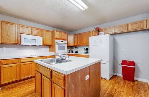 Northside House | Royal Retreat with enclosed yard and screened in back patio