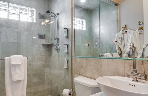 East Village Hotel | Ruby Room