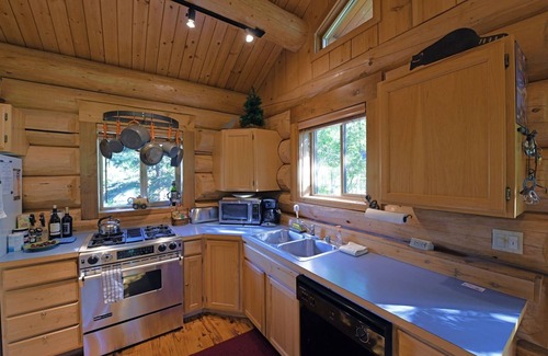 Winthrop Cabin | Running Wolf Cabin (1 BR) – ski trail access, pool/hot tub, and playground