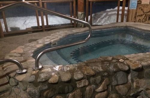 Winthrop Cabin | Running Wolf Cabin (1 BR) – ski trail access, pool/hot tub, and playground