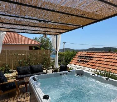 Vinisce House | Rural home Basin dvor with jacuzzi