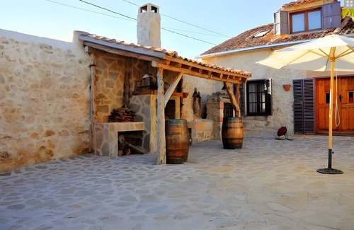 Duraton House | Rural House 'El Escondite De Los Duendes' with Mountain View, Private Garden and Wi-Fi