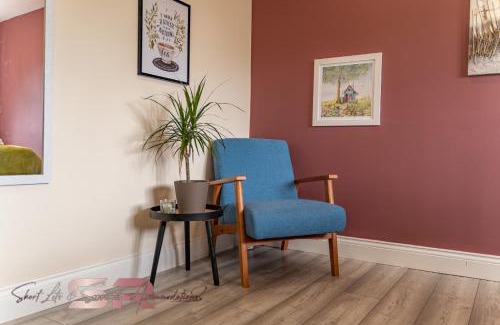 Yeading House | Rush House by SR Short Lets & Serviced Accommodation Heathrow Windsor - Perfect for Monthly Stay Relocation & Business Contractors Big Groups