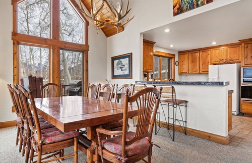 Mountain Village Cabin | Russell Home by AvantStay | Expansive Deck, Stunning Views & Hot Tub!