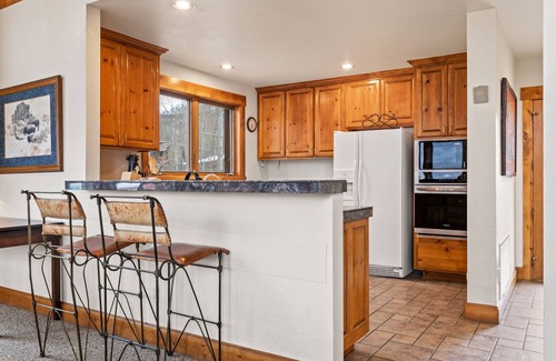 Mountain Village Cabin | Russell Home by AvantStay | Expansive Deck, Stunning Views & Hot Tub!